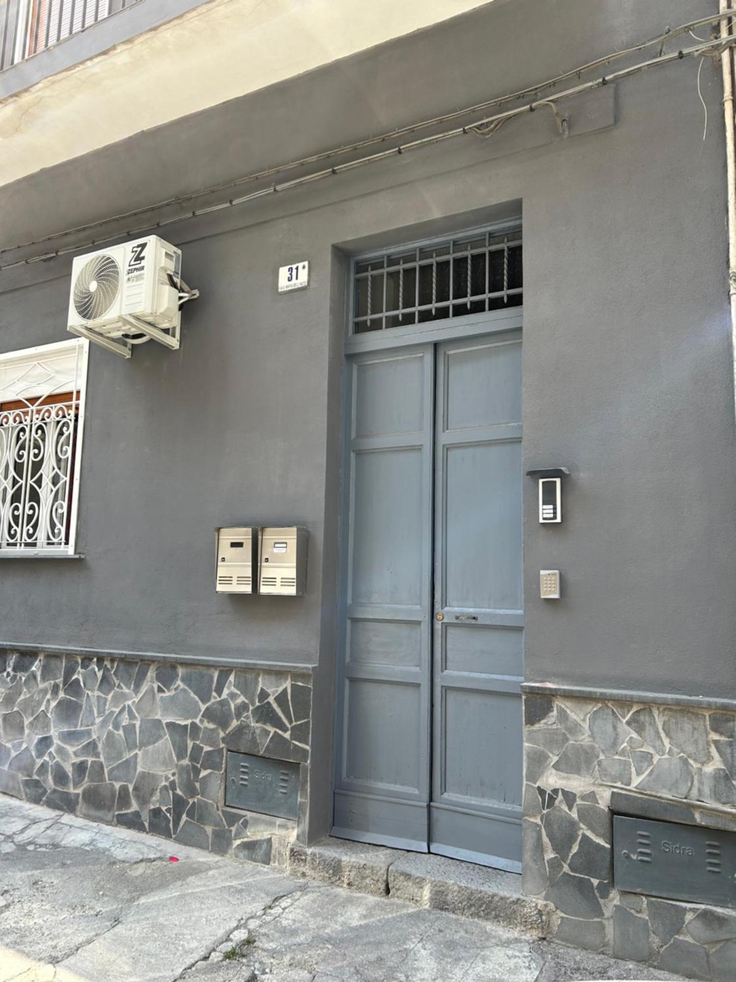 Etna Charme Apartment カターニア エクステリア 写真